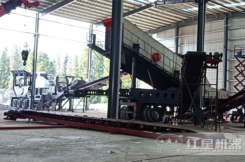 二合一礦業(yè)移動(dòng)式破碎機(jī)現(xiàn)場(chǎng) 二合一礦業(yè)移動(dòng)式破碎機(jī)現(xiàn)場(chǎng)