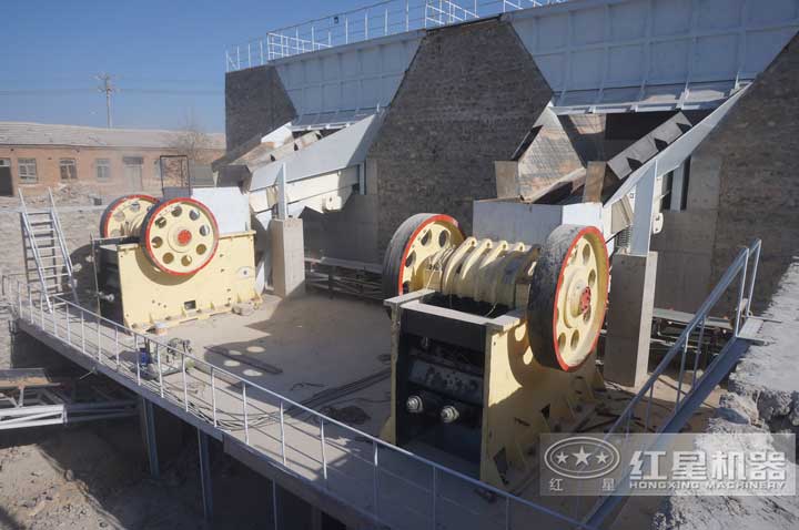 河北制砂生產現場，兩臺顎破同時有效生產